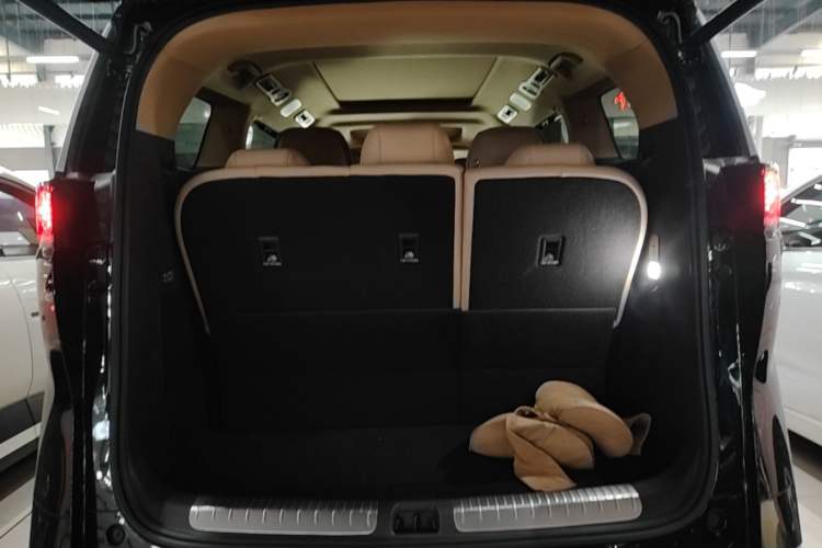 Used Denza D9 2025 DM-i Intelligent Drive 1020 Four-Wheel Drive Prestige Model Trunk