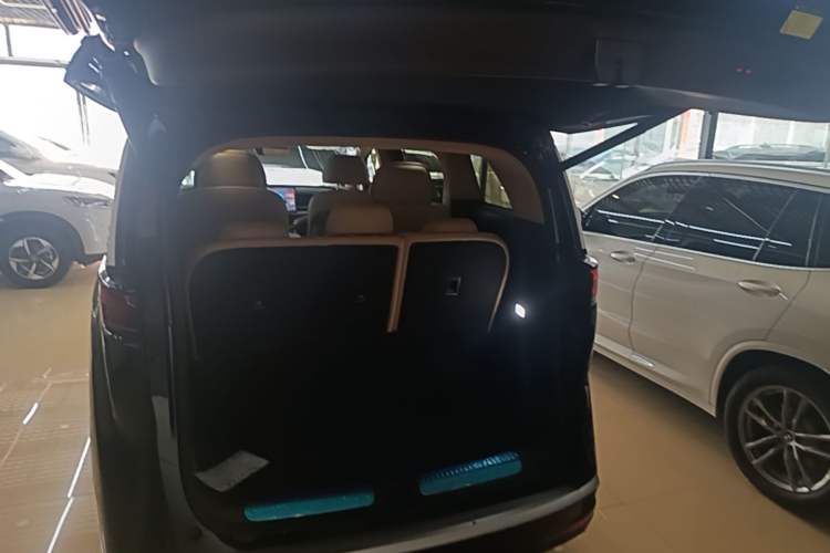 Used Denza D9 2025 DM-i Smart Drive 1020 Four-Wheel Drive Deluxe Model Trunk