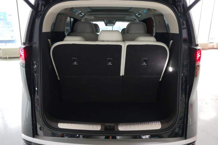 Used Denza D9 2025 DM-i Smart Drive 1020 Four-Wheel Drive Premium Model Trunk