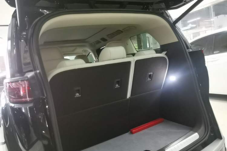 Used Denza D9 2025 DM-i Smart Drive 1020 Four-Wheel Drive Deluxe Model Trunk