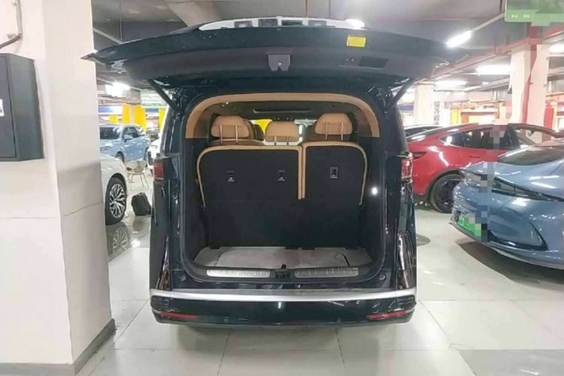 Used Denza D9 2025 DM-i Smart Drive 1020 Four-Wheel Drive Deluxe Model Trunk