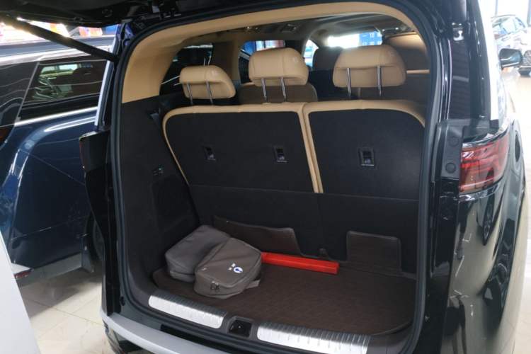 Used Denza D9 2025 DM-i Intelligent Drive 1020 Four-Wheel Drive Prestige Model Trunk