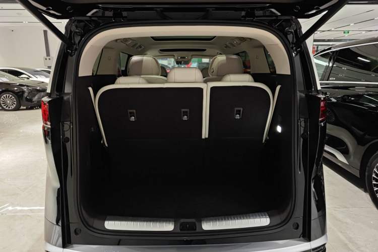 Used Denza D9 2025 DM-i Intelligent Drive 1020 Four-Wheel Drive Flagship Model Trunk