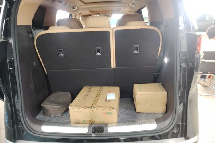 Used Denza D9 2025 DM-i Smart Drive 1020 Four-Wheel Drive Deluxe Model Trunk