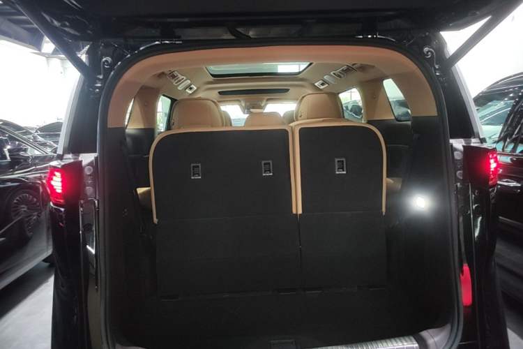Used Denza D9 2025 DM-i Intelligent Drive 1020 Four-Wheel Drive Flagship Model Trunk