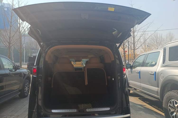 Used Denza D9 2025 DM-i Intelligent Drive 1020 Four-Wheel Drive Flagship Model Trunk
