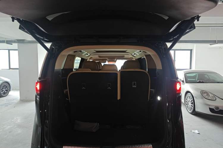 Used Denza D9 2025 DM-i Intelligent Drive 1020 Four-Wheel Drive Prestige Model Trunk