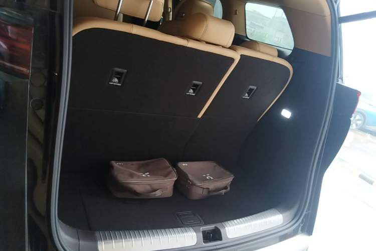 Used Denza D9 2025 DM-i Intelligent Drive 1020 Four-Wheel Drive Prestige Model Trunk