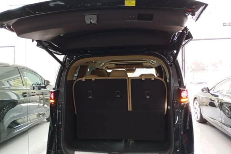 Used Denza D9 2025 DM-i Intelligent Drive 1020 Four-Wheel Drive Flagship Model Trunk