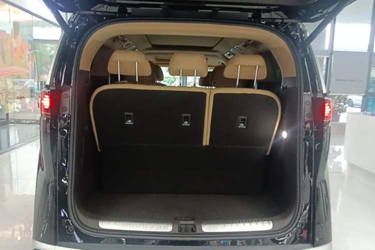 Used Denza D9 2025 DM-i Smart Drive 1020 Four-Wheel Drive Deluxe Model Trunk