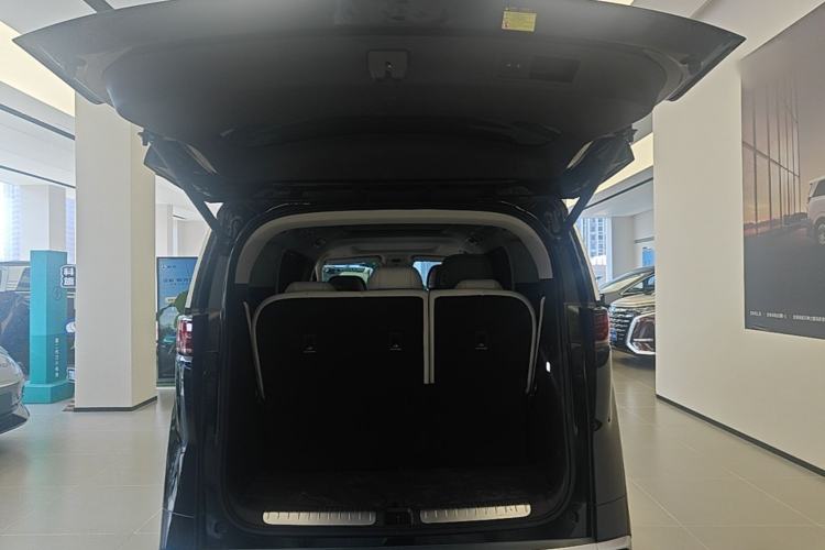 Used Denza D9 2025 DM-i Intelligent Drive 1020 Four-Wheel Drive Flagship Model Trunk