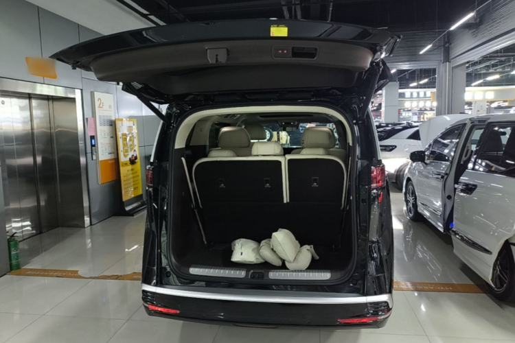 Used Denza D9 2025 Model DM-i Two-Wheel Drive Prestige Edition Trunk