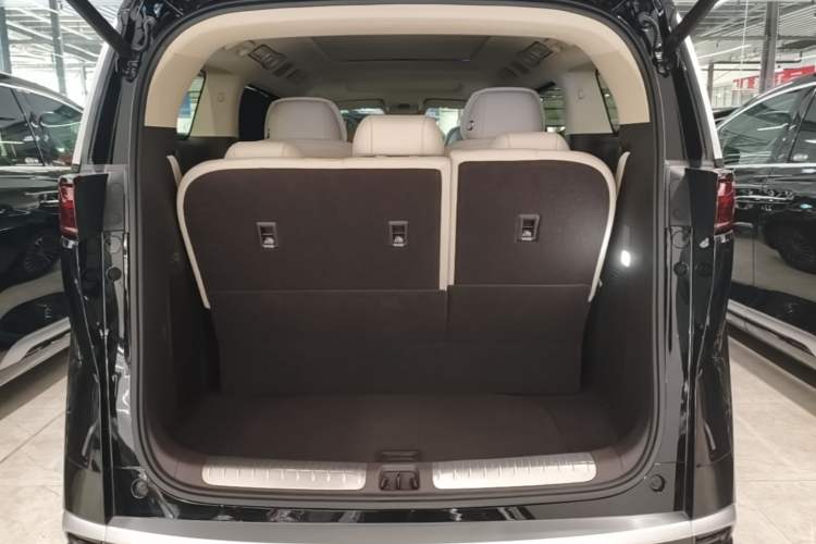 Used Denza D9 2025 DM-i Intelligent Drive 1020 Four-Wheel Drive Flagship Model Trunk