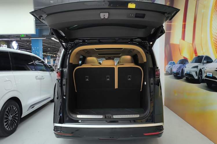 Used Denza D9 2025 DM-i Intelligent Drive 1020 Four-Wheel Drive Flagship Model Trunk