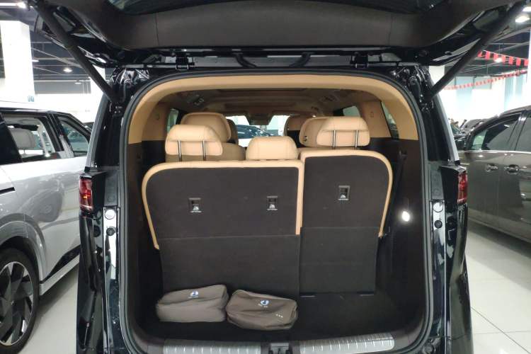 Used Denza D9 2025 DM-i Intelligent Drive 1020 Four-Wheel Drive Prestige Model Trunk