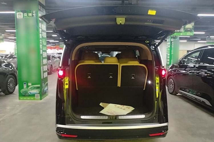 Used Denza D9 2025 DM-i Intelligent Drive 1020 Four-Wheel Drive Prestige Model Trunk