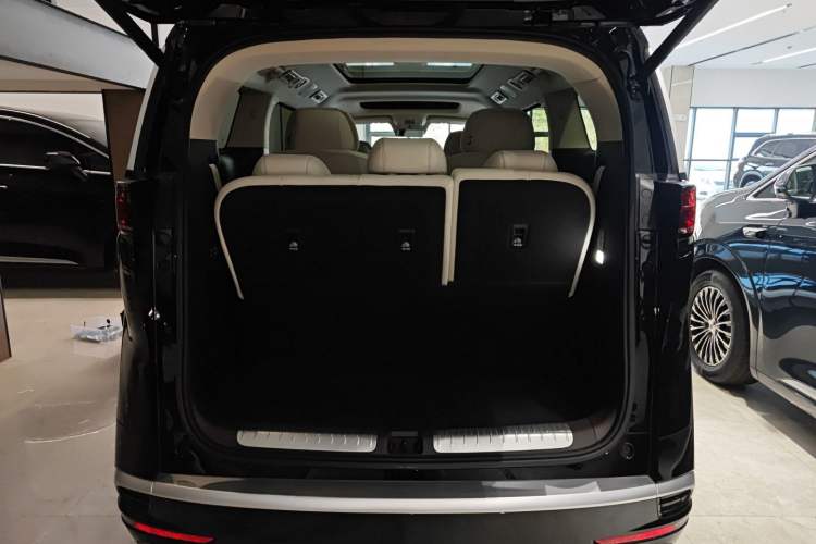 Used Denza D9 2025 DM-i Intelligent Drive 1020 Four-Wheel Drive Flagship Model Trunk