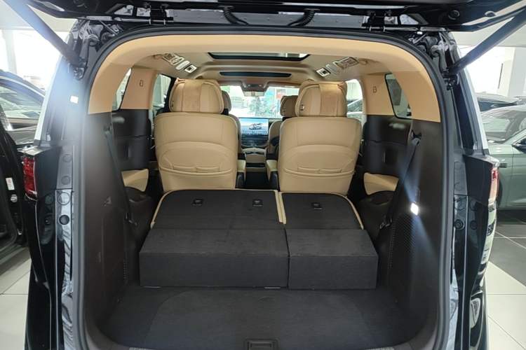 Used Denza D9 2025 DM-i Intelligent Drive 1020 Four-Wheel Drive Prestige Model Trunk