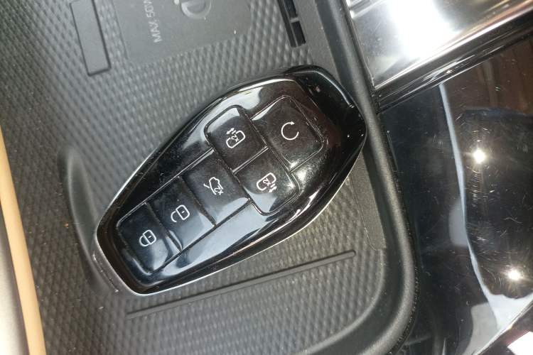 Used Denza D9 2025 DM-i Smart Drive 1020 Four-Wheel Drive Deluxe Model Vehicle Key