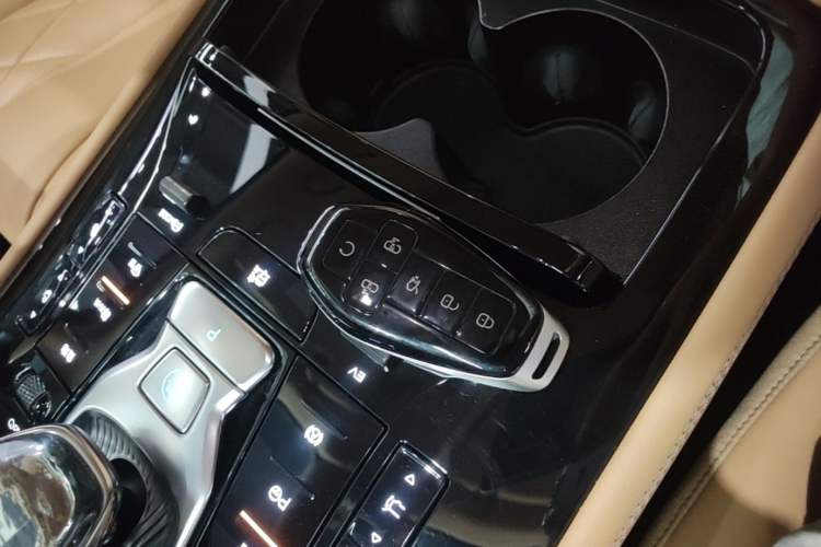 Used Denza D9 2025 DM-i Intelligent Drive 1020 Four-Wheel Drive Prestige Model Vehicle Key
