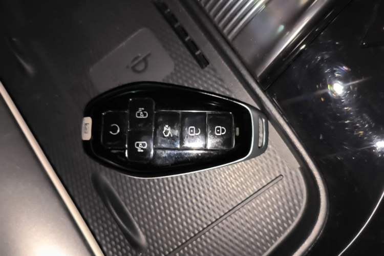 Used Denza D9 2025 DM-i Intelligent Drive 1020 Four-Wheel Drive Flagship Model Vehicle Key