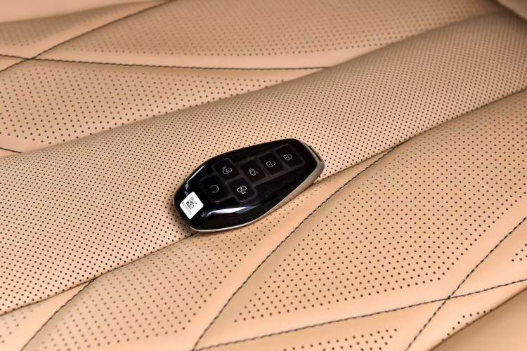 Used Denza D9 2025 DM-i Intelligent Drive 1020 Four-Wheel Drive Prestige Model Vehicle Key