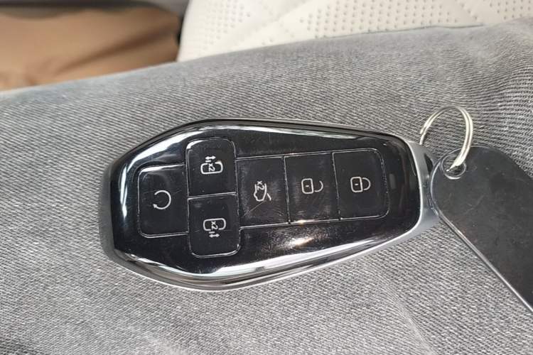 Used Denza D9 2025 DM-i Intelligent Drive 1020 Four-Wheel Drive Prestige Model Vehicle Key