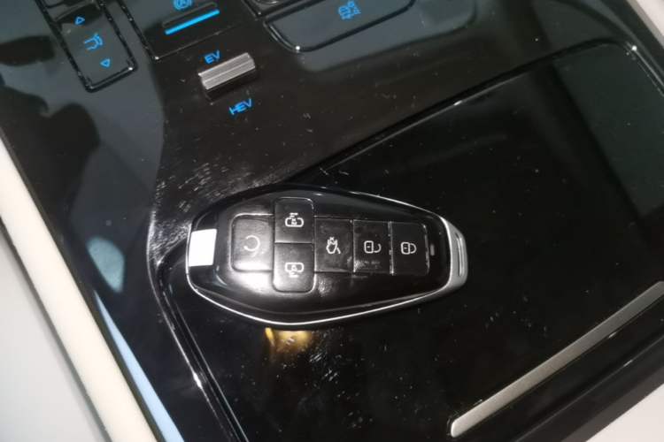 Used Denza D9 2025 DM-i Smart Drive 1020 Four-Wheel Drive Deluxe Model Vehicle Key
