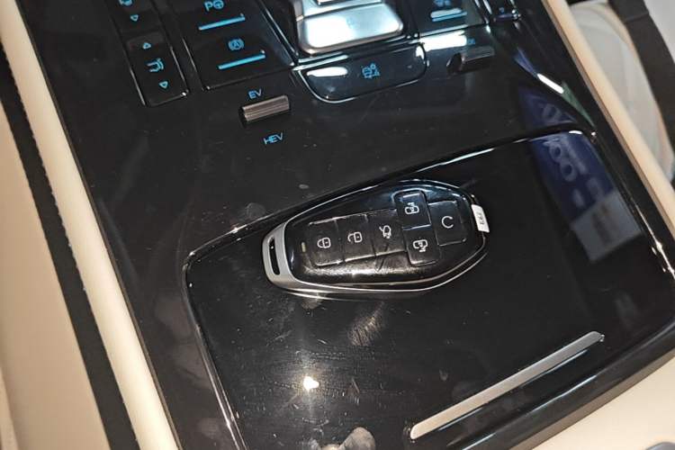 Used Denza D9 2025 DM-i Smart Drive 1020 Four-Wheel Drive Deluxe Model Vehicle Key