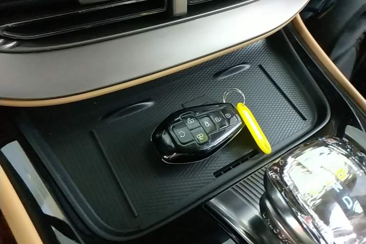 Used Denza D9 2025 DM-i Intelligent Drive 1020 Four-Wheel Drive Prestige Model Vehicle Key