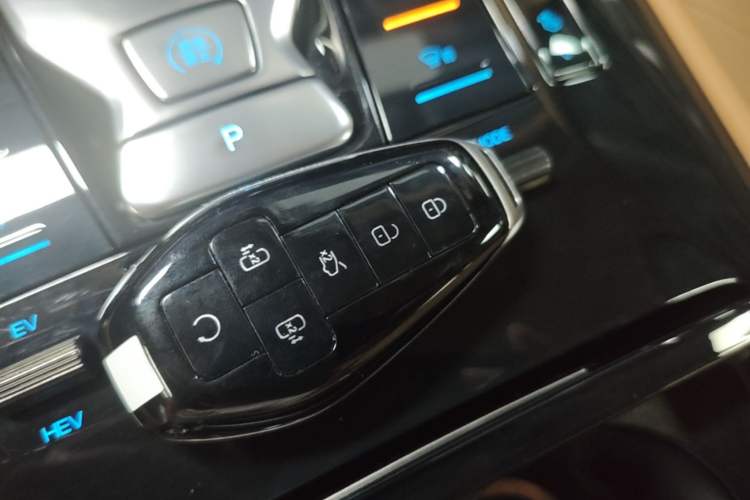 Used Denza D9 2025 DM-i Smart Drive 1100 Luxury Model Vehicle Key