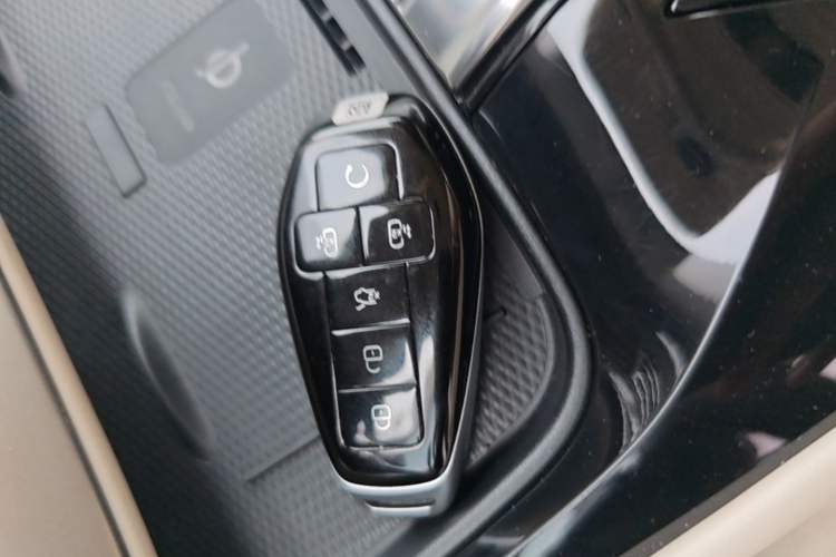 Used Denza D9 2025 DM-i Intelligent Drive 1020 Four-Wheel Drive Flagship Model Vehicle Key