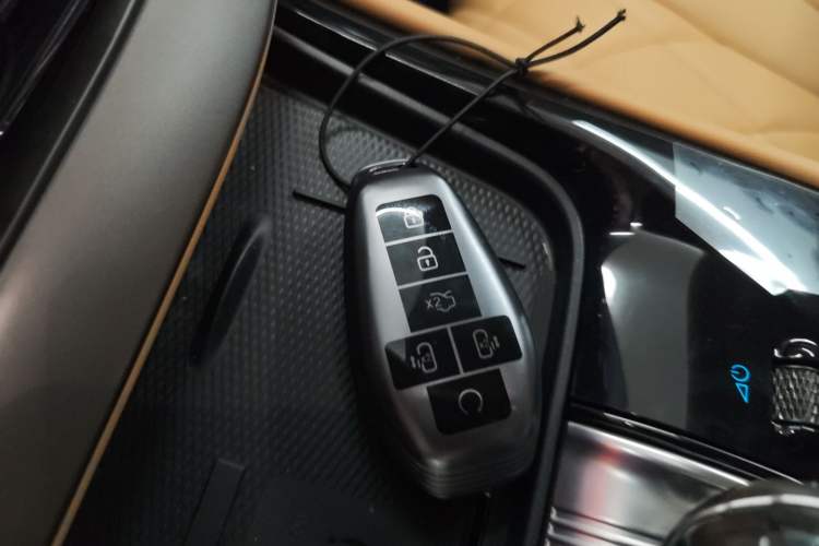 Used Denza D9 2025 DM-i Smart Drive 1020 Four-Wheel Drive Deluxe Model Vehicle Key