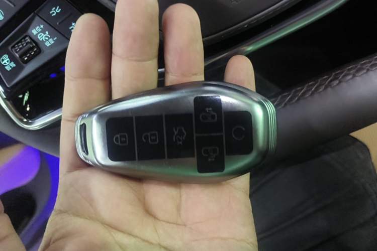 Used Denza D9 2025 DM-i Smart Drive 1020 Four-Wheel Drive Deluxe Model Vehicle Key