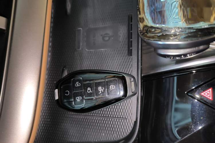 Used Denza D9 2025 DM-i Smart Drive 1020 Four-Wheel Drive Deluxe Model Vehicle Key