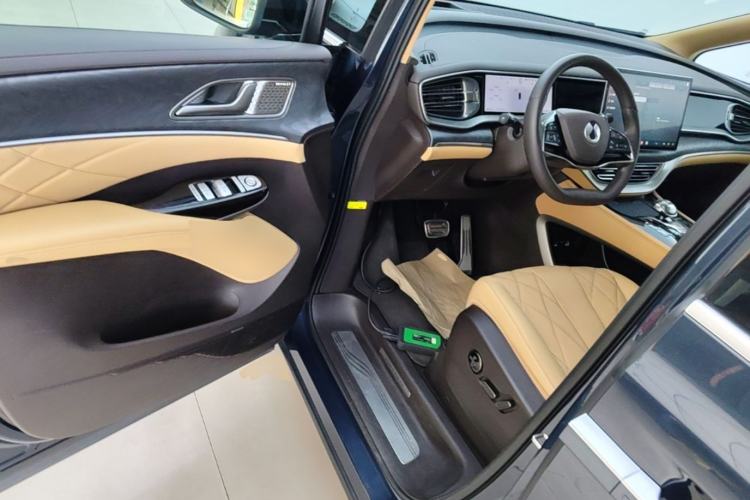 Used Denza D9 2025 DM-i Intelligent Drive 1020 Four-Wheel Drive Prestige Model Driver Seat