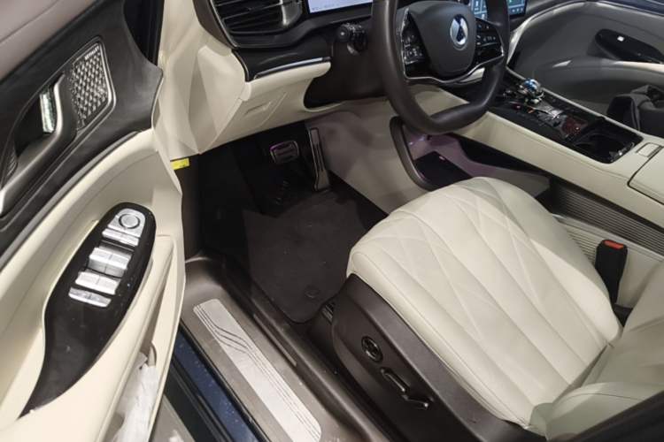 Used Denza D9 2025 DM-i Intelligent Drive 1020 Four-Wheel Drive Prestige Model Driver Seat