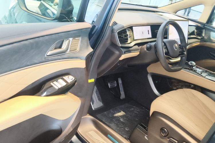 Used Denza D9 2025 DM-i Intelligent Drive 1020 Four-Wheel Drive Prestige Model Driver Seat