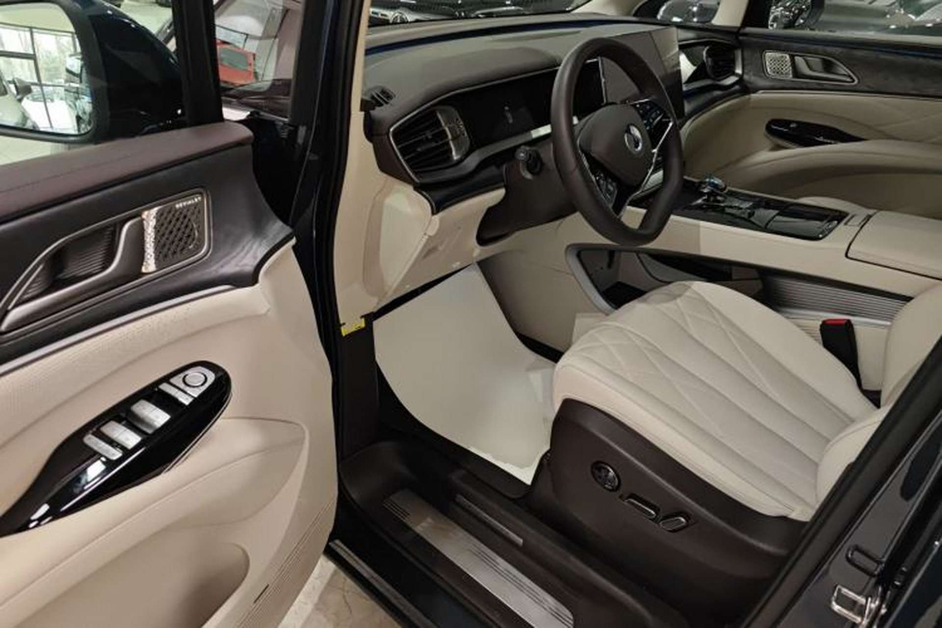 Used Denza D9 2025 DM-i Intelligent Drive 1020 Four-Wheel Drive Prestige Model Driver Seat