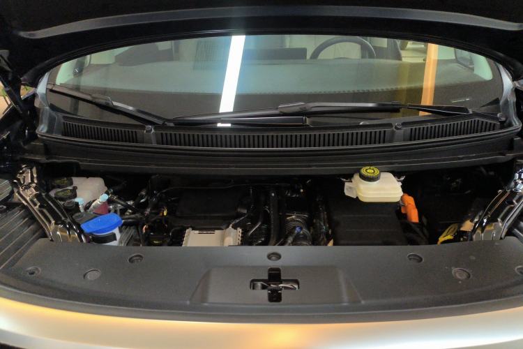 Used Denza D9 2025 DM-i Smart Drive 1020 Four-Wheel Drive Deluxe Model Engine Bay