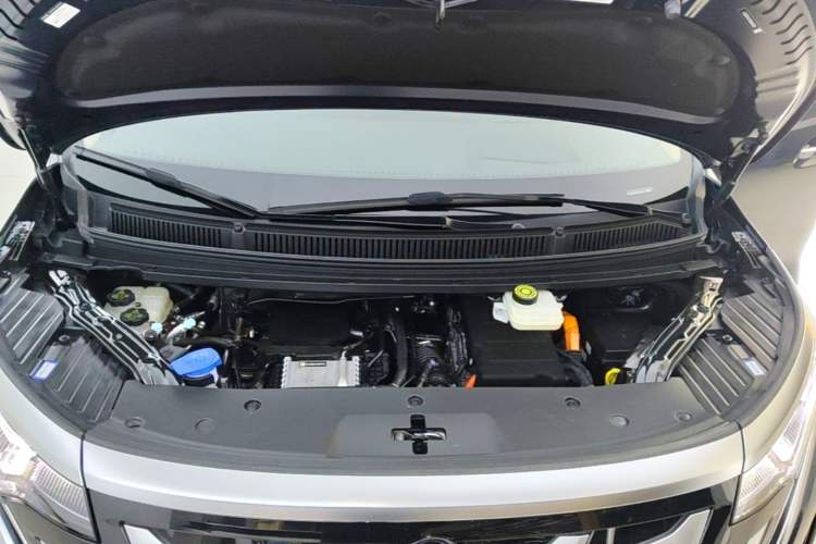 Used Denza D9 2025 DM-i Intelligent Drive 1020 Four-Wheel Drive Prestige Model Engine Bay