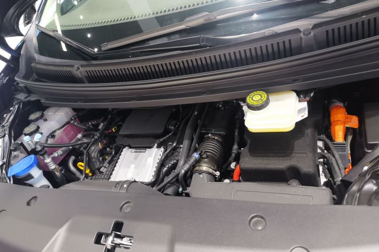 Used Denza D9 2025 DM-i Intelligent Drive 1020 Four-Wheel Drive Flagship Model Engine Bay