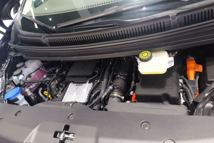 Used Denza D9 2025 DM-i Intelligent Drive 1020 Four-Wheel Drive Flagship Model Engine Bay