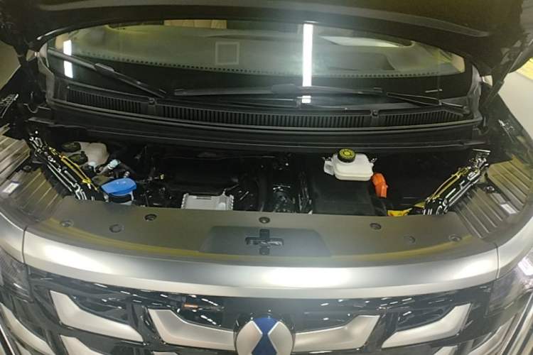Used Denza D9 2025 DM-i Intelligent Drive 1020 Four-Wheel Drive Flagship Model Engine Bay