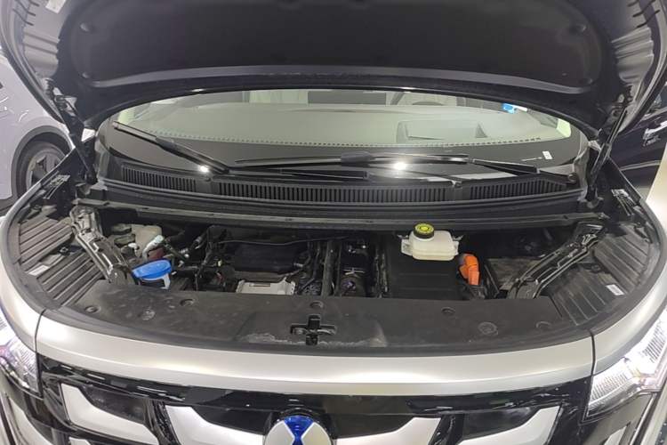 Used Denza D9 2025 DM-i Intelligent Drive 1020 Four-Wheel Drive Flagship Model Engine Bay