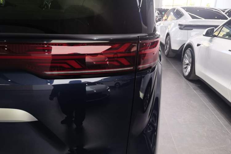 Used Denza D9 2025 DM-i Intelligent Drive 1020 Four-Wheel Drive Flagship Model Exterior 2
