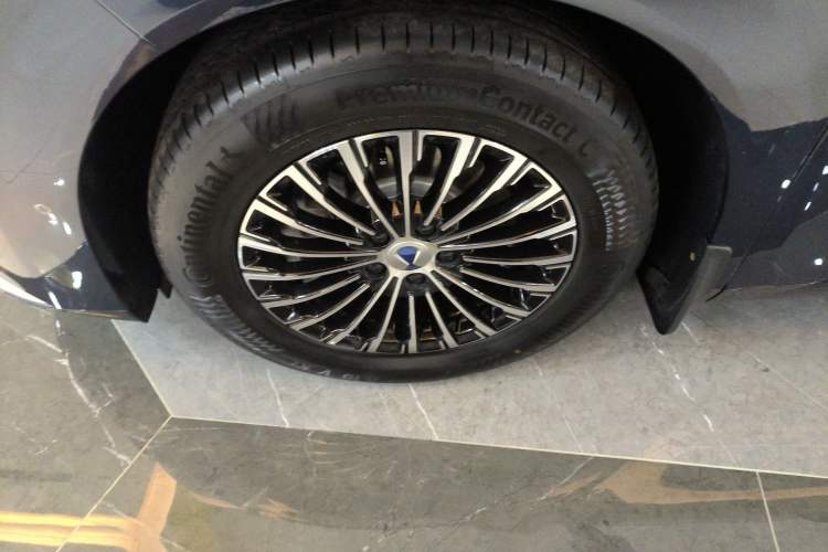 Used Denza D9 2025 DM-i Smart Drive 1020 Four-Wheel Drive Deluxe Model Exterior 3