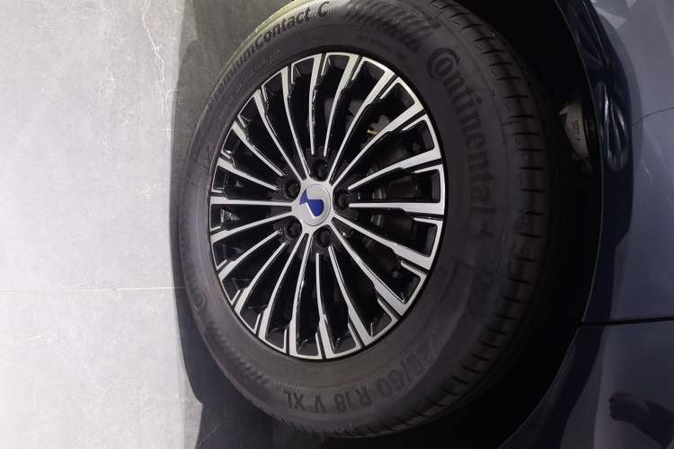 Used Denza D9 2025 DM-i Intelligent Drive 1020 Four-Wheel Drive Flagship Model Exterior 4