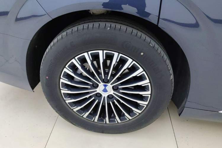 Used Denza D9 2025 DM-i Intelligent Drive 1020 Four-Wheel Drive Prestige Model Exterior 5