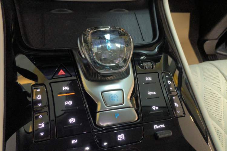 Used Denza D9 2025 DM-i Smart Drive 1020 Four-Wheel Drive Deluxe Model Gear Lever